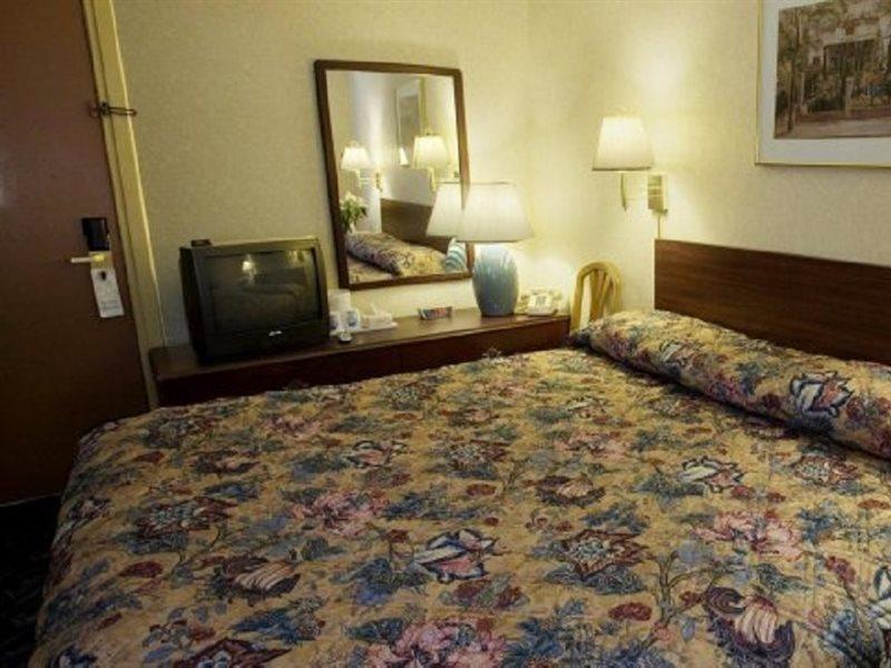 Americas Best Value Inn Dearborn Esterno foto
